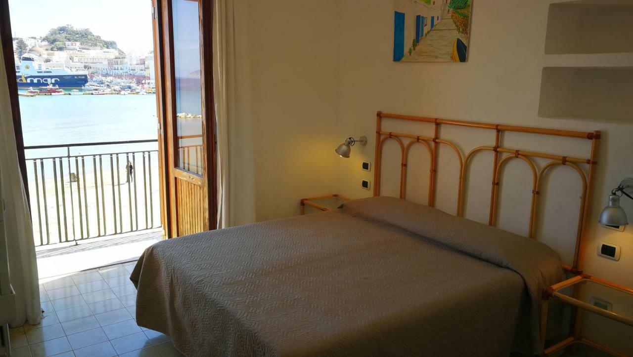 Hotel VisitPonza - Le Stanze Sulla Spiaggia Esterno foto